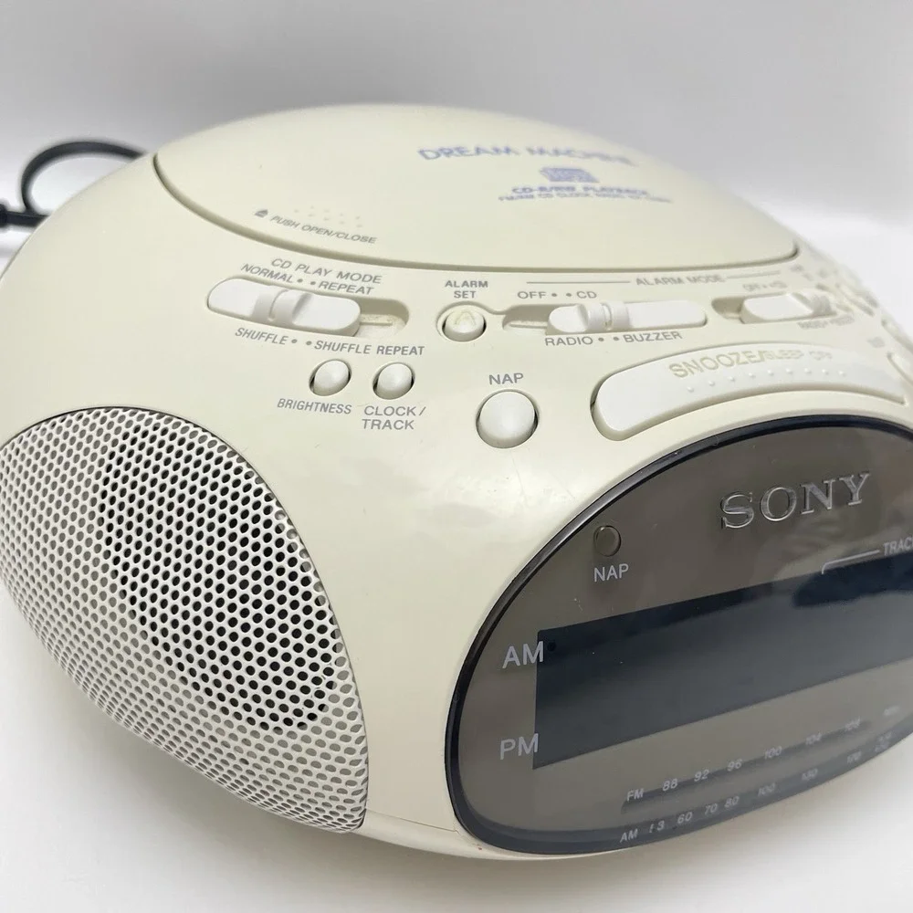 Sony White Dream Machine CD Radio Clock FOR PARTS. CD PLAYER DOES NOT WORK.